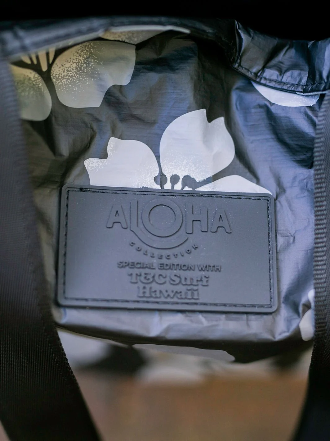 Aloha Collection Throwback Sakura Day Tripper Bag - Image 2